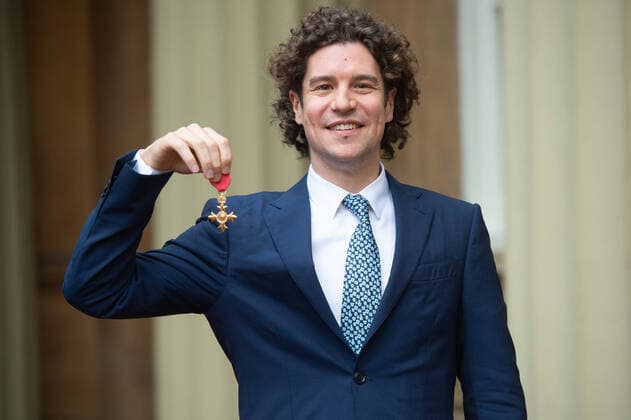 Entertainment Bilder des Tages . 14 01 2020. London, United Kingdom. Robin Ticciati, Principal Conductor, Scottish Chamber Orchestra with his OBE after an Investiture at Buckingham Palace in London.  xPoolx xi-Imagesx IIM-20633-0022