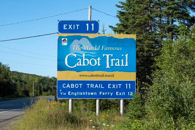  Hinweisschild für die 300km lange Panoramastraße Cabot Trail, Cape-Breton-Highlands-Nationalpark, Nova Scotia, Kanada, Nordamerika *** Signpost for the 300km panoramic road Cabot Trail, Cape Breton Highlands National Park, Nova Scotia, Canada, North America Copyright: imageBROKER/MarkusxKeller iblmkl05089063.jpg