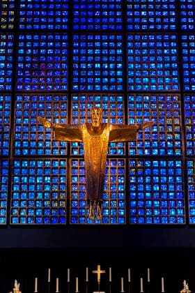 Auferstehungschristus von Karl Hemmeter über dem Altar, Innenansicht, Kaiser-Wilhelm-Gedächtniskirche, Charlottenburg, Berlin, Deutschland, Europa Copyright: imageBROKER/MoritzxWolf iblmmw05092280.jpg