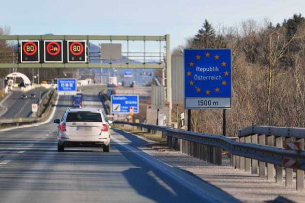 Grenzuebergang Walserberg Deutschland Oesterreich mit Hinweisschilder MAUT,TOLL,VIGNETTE, Autobahnvignette,Pickerl, Autobahn A8 bei Bad Reichenhall. Strassenverkehr,Autos,Autobahn,