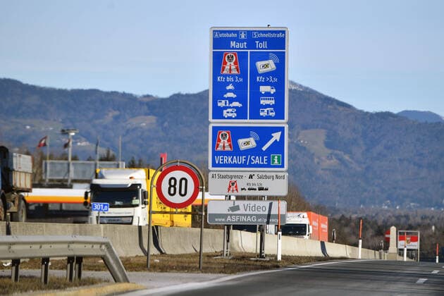 Grenzuebergang Walserberg Deutschland Oesterreich mit Hinweisschilder MAUT,TOLL,VIGNETTE, Autobahnvignette,Pickerl, Autobahn A8 bei Bad Reichenhall. Strassenverkehr,Autos,Autobahn,