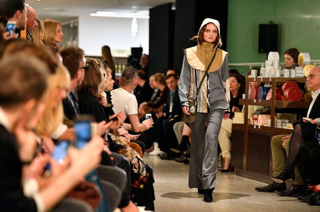 Model bei der Van Laack Meisterwerk by Wolfgang Joop Fashion Show auf der Berlin Fashion Week Autumn Winter 2020 im KaDeWe. Berlin, 14.01.2020