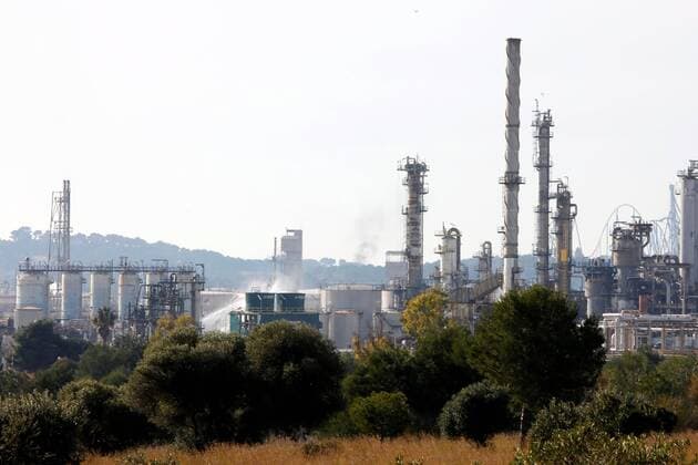 Bilder des Jahres 2020, News 01 Januar News Themen der Woche KW03 News Bilder des Tages View of a factory premises (L) damaged for the explosion occurred in a petrochemical company in Tarragona, Spain, 15 January 2020. A huge explosion that ripped through the plant on 14 January brought the death toll up to two. Eight others were injured. Two dead after blast at petrochemical company in Spain !ACHTUNG: NUR REDAKTIONELLE NUTZUNG!  Copyright: xSUSANNAxSAEZx GRAFCAT9791 20200115-637146909775281179
