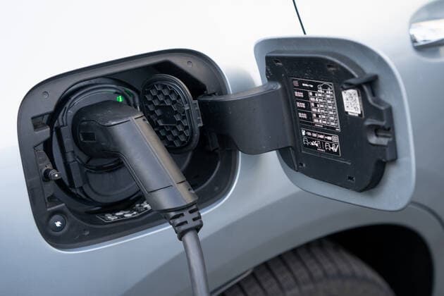 Mercedes Benz E-Mobilität - Ladestutzen an Electroauto des Herstellers Daimler EQC - Stromanschluss für Verbindung zur Ladesäule;Mercedes Benz E-Mobilität - Ladestutzen an Electroauto des Herstellers Daimler EQC - Stromanschluss für Verbindung zur Ladesäule, *** Mercedes Benz E Mobility Charging socket on electric car of the manufacturer Daimler EQC Power connection for connection to the charging station Mercedes Benz E Mobility Charging socket on electric car of the manufacturer Daimler EQC Power connection for connection to the charging station,