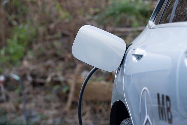 Mercedes Benz E-Mobilität - Ladestutzen an Electroauto des Herstellers Daimler EQC - Stromanschluss für Verbindung zur Ladesäule;Mercedes Benz E-Mobilität - Ladestutzen an Electroauto des Herstellers Daimler EQC - Stromanschluss für Verbindung zur Ladesäule, *** Mercedes Benz E Mobility Charging socket on electric car of the manufacturer Daimler EQC Power connection for connection to the charging station Mercedes Benz E Mobility Charging socket on electric car of the manufacturer Daimler EQC Power connection for connection to the charging station,