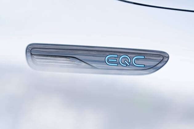 Mercedes Benz E-Mobilität - Ladestutzen an Electroauto des Herstellers Daimler EQC - Stromanschluss für Verbindung zur Ladesäule;Mercedes Benz E-Mobilität - Ladestutzen an Electroauto des Herstellers Daimler EQC - Stromanschluss für Verbindung zur Ladesäule, *** Mercedes Benz E Mobility Charging socket on electric car of the manufacturer Daimler EQC Power connection for connection to the charging station Mercedes Benz E Mobility Charging socket on electric car of the manufacturer Daimler EQC Power connection for connection to the charging station,