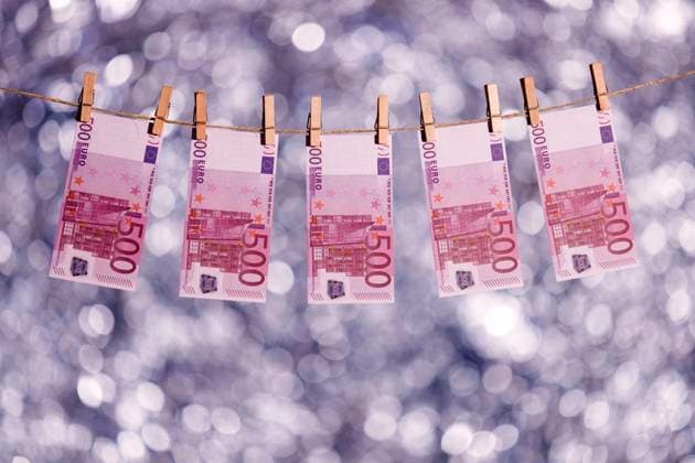 500-Euro-Scheine auf einer Wäscheleine. Köln, 15.01.2020 *** 500 Euro notes on a clothesline Cologne, 15 01 2020 Foto:xC.xHardtx xFuturexImage