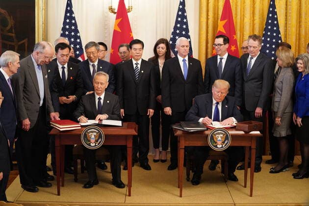 Bilder des Jahres 2020, News 01 Januar News Themen der Woche KW03 News Bilder des Tages (200115) -- WASHINGTON D.C., Jan. 15, 2020 -- U.S. President Donald Trump and Chinese Vice Premier Liu He, who is also a member of the Political Bureau of the Communist Party of China Central Committee and chief of the Chinese side of the China-U.S. comprehensive economic dialogue, sign the China-U.S. phase-one economic and trade agreement during a ceremony at the East Room of the White House in Washington D.C., the United States, Jan. 15, 2020. ) U.S.-WASHINGTON D.C.-CHINA-U.S. PHASE-ONE TRADE DEAL-SIGNING WangxYing 