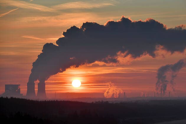 Kohleausstieg-Betreiber von Kohlekraftwerken erhalten Milliardenentschaedigung. Archivfoto: Blick auf Stoerrmthaler See und das Kohle Kraftwerk Lippendorf suedlich von Leipzig in der Abendsonne,Abendhimmel,Sonnenuntergang, Ehemaliger Braunkohleabbau. Kohlekraftwerk,Braunkohle. Kraftwerk,Rauch,Qualm,Schornsteine, CO2, Kohlendioxid. Ausstoss,Treibhausgase,Umweltverschmutzung,Luftverschmutzung,ererwaermung,Klimawandel. *** Coal phase-out Operators of coal-fired power plants receive billions in damages Archive photo View of Stoerrmthaler See and the Lippendorf coal-fired power plant south of Leipzig in the evening sun, evening sky, sunset, former lignite mining Coal-fired power plant, lignite power plant, smoke, smoke, chimneys, CO2, carbon dioxide emissions, greenhouse gases, environmental pollution, air pollution, warming, climate change