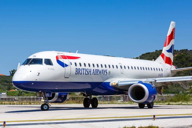 British Airways BA CityFlyer Embraer 190 Flugzeug Flughafen Skiathos Skiathos, Griechenland - 30. Juli 2019: Ein Embraer 190 Flugzeug der British Airways BA CityFlyer mit dem Kennzeichen G-LCYL auf dem Flughafen Skiathos (JSI) in Griechenland.