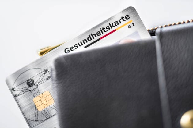 Arztpraxis, Elektronische Gesundheitskarte ragt aus einer Brieftasche Gesundheitsversorgung 6
