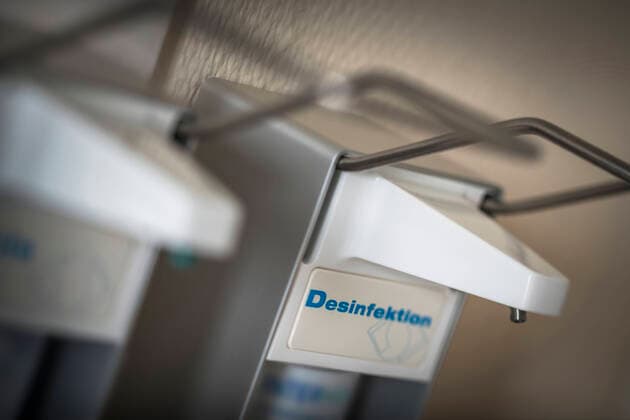 Arztpraxis, Armhebelspender zur Handdesinfektion an der Wand Praxisausstattung 2