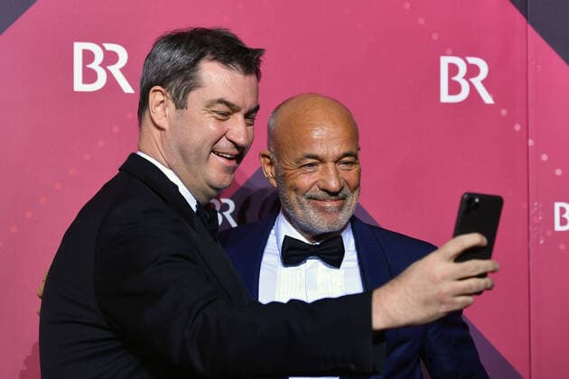 Entertainment Themen der Woche KW03 Entertainment Bilder des Tages Markus SOEDER (Ministerpraesident Bayern und CSU Vorsitzender) macht ein Selfie mit Heiner LAUTERBACH (Schauspieler). 41.Bayerischer Filmpreis 2019-Red Carpet,Roter Teppich,am 17.01.2019 im Prinzregententheater in Muenchen.