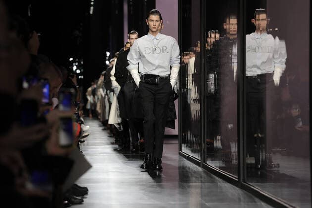 Bilder des Jahres 2020, Entertainment 01 Januar Entertainment Themen der Woche KW03 Entertainment Bilder des Tages A model takes to the catwalk during Dior Homme s presentation as part of the Fall-Winter 2020-21 fashion collections in Paris on Friday, January 17, 2020.  PAR20201701119 ECOxCLEMENT