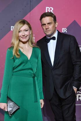 Sebastian BEZZEL (Schauspieler) mit Ehefrau Johanna Christine GEHLEN (Schauspielerin). 41.Bayerischer Filmpreis 2019-Red Carpet,Roter Teppich,am 17.01.2019 im Prinzregententheater in Muenchen.