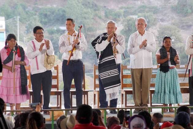 January 17, 2020: EUM20200117NAC06.JPG.OAXACA, Oax. PresidencyPresidencia-AMLO.- 17 de enero de 2020. Alejandro Murat, gobernador de Oaxaca; presidente Andres Manuel Lopez Obrador y Javier Jimenez, secretario de Transportes, inauguran caminos rurales de San Antonio Sinicahua. Foto: Agencia EL UNIVERSALEELG Copyright: xElxUniversalx