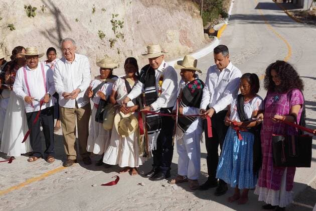 January 17, 2020: EUM20200117NAC09.JPG.OAXACA, Oax. PresidencyPresidencia-AMLO.- 17 de enero de 2020. Javier Jimenez, secretario de Transportes; el presidente Andres Manuel Lopez Obrador y Alejandro Murat, gobernador de Oaxaca, inauguran caminos rurales de San Antonio Sinicahua. Foto: Agencia EL UNIVERSALEELG Copyright: xElxUniversalx