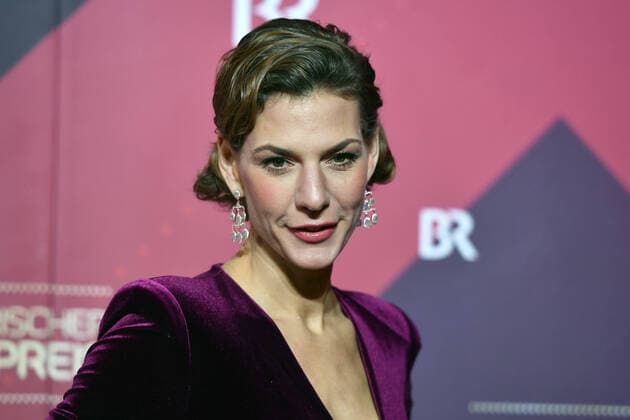 Funda VANROY (Moderatorin), Einzelbild,angeschnittenes Einzelmotiv, Portraet,Portrait,Porträt. 41.Bayerischer Filmpreis 2019-Red Carpet,Roter Teppich,am 17.01.2019 im Prinzregententheater in Muenchen.