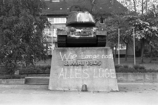 Panzer- Denkmal 30.05.1991, Chemnitz, Dresdner Strasse Frankenberger Strasse, Denkmal zum Tag der Befreiung am 8. Mai 1945, ehemals russischer Panzer T 34 Chemnitz Sachsen BRD