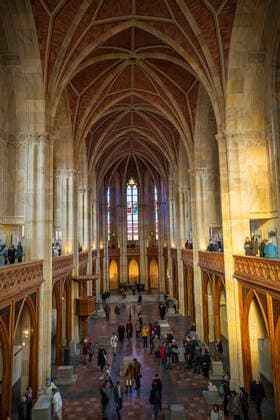 Acht Jahre war die Friedrichswerdersche Kirche von Karl Friedrich Schinkel geschlossen. Durch den Bau von Luxuswohnungen um die Kirche wurde das Bauwerk schwer beschädigt. Nach aufwendiger Instandsetzung und Restaurierung nutzen viele Berliner und Gäste den Tag der offenen Tür zu einem Besuch der Kirche. Im Herbst 2020 eröffnet dann eine Ausstellung zu Bildhauerwerken aus dem Bestand der Nationalgalerie von der Schinkelzeit bis zum Kaiserreich.. Foto: Volker Hohlfeld Friedrichswerdersche Kirche