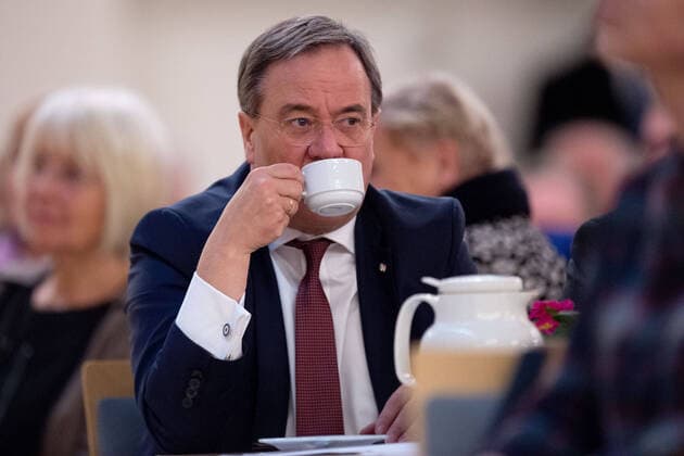 Herford, Deutschland 18.01.2020: NRW-Ministerpräsident Armin Laschet in Herford Armin Laschet trinkt beim CDU-Neujahrsempfang beim CDU-Kreisverband Herford Kaffee. , Herford Nordrhein-Westfalen Deutschland *** Herford, Germany 18 01 2020 NRW Prime Minister Armin Laschet in Herford Armin Laschet drinks coffee at the CDU New Years Reception at the CDU District Association Herford, Herford North Rhine-Westphalia Germany