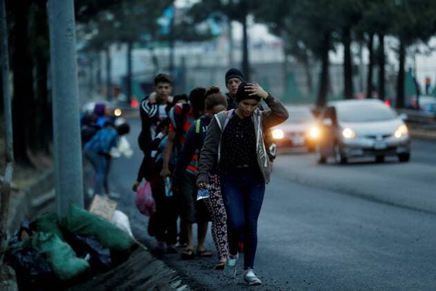 Bilder des Jahres 2020, News 01 Januar News Themen der Woche KW03 News Bilder des Tages Mexiko, über Guatemala geflohene Honduraner erreichen Hidalgo Honduran migrants leave from Guatemala City, Guatemala, 18 January 2020, to the border city of Tecun Uman, in search of crossing into Mexico. The Hondurans, members of a new migrant caravan that left their country early last Wednesday to the United States, entered Guatemala massively last Thursday morning and during the last hours they headed to Mexico, the country they intend enter through the borders of El Ceibo (north of Guatemala) and Tecun Uman (west). Honduran migrant caravan crosses Guatemala towards the Mexican border !ACHTUNG: NUR REDAKTIONELLE NUTZUNG!  Copyright: xEstebanxBibax AME2993 20200118-637149645957133931