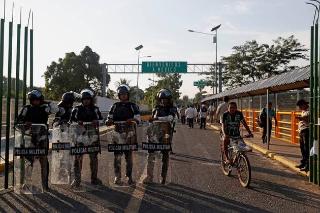 Mexiko, über Guatemala geflohene Honduraner erreichen Hidalgo Mexican police guard the entrance to the border with Mexico at the bridge Rodolfo Robles, which divides the country with Guatemala, to prevent Honduran migrants from entering without passing the registration required by the government, in Tecun Uman, Guatemala, 18 January 2020. More than 730 Hondurans from the caravan cross the border from Guatemala and Mexico !ACHTUNG: NUR REDAKTIONELLE NUTZUNG!  Copyright: xEstebanxBibax AME3224 20200119-637149970842578781