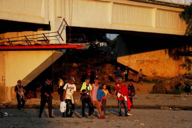 Mexiko, über Guatemala geflohene Honduraner erreichen Hidalgo Hondurans migrant rest in the bridge Rodolfo Robles while the mexican police guard the entrance to the border with Mexico at the bridge, which divides the country with Guatemala, to prevent Honduran migrants from entering without passing the registration required by the government, in Tecun Uman, Guatemala, 18 January 2020. More than 730 Hondurans from the caravan cross the border from Guatemala and Mexico !ACHTUNG: NUR REDAKTIONELLE NUTZUNG!  Copyright: xEstebanxBibax AME3226 20200119-637149971457233981