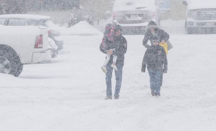 Kanada, schwere Schneefälle in Toronto (200119) -- TORONTO, Jan. 19, 2020 -- People walk in snowfall at a parking lot in Toronto, Canada, Jan. 18, 2020. (Photo by Xinhua) CANADA-TORONTO-WEATHER-SNOWFALL ZouxZheng 