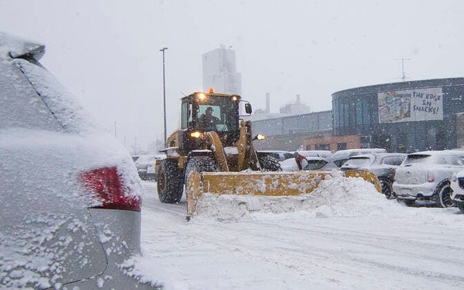 Kanada, schwere Schneefälle in Toronto (200119) -- TORONTO, Jan. 19, 2020 -- A snowplow works on a snow day at a parking lot in Toronto, Canada, Jan. 18, 2020. (Photo by Xinhua) CANADA-TORONTO-WEATHER-SNOWFALL ZouxZheng 