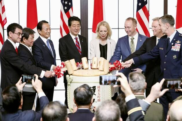 Bilder des Jahres 2020, News 01 Januar News Themen der Woche KW03 News Bilder des Tages 60th anniv. of signing of Japan-U.S. security treaty Japanese Prime Minister Shinzo Abe (C, L) and Mary Eisenhower (C, R), granddaughter of former U.S. President Dwight Eisenhower, open a barrel of sake during a ceremony marking the 60th anniversary of the signing of the Japan-U.S. security treaty in Tokyo on Jan. 19, 2020. The treaty was signed in 1960 by the governments of Prime Minister Nobusuke Kishi -- Abe s grandfather -- and President Eisenhower. (Pool photo) 