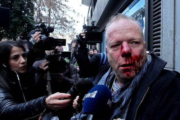 Bilder des Jahres 2020, News 01 Januar News Themen der Woche KW03 News Bilder des Tages January 19, 2020, Athens, Greece: Nationalists beat a Deutsche Welle cameraman Thomas Jacobi during protest against refugees and migrants at Syntagma square in the center of Athens. Greek nationalists demand the borders be closed for refugees and migrants. Athens Greece - ZUMAv62_ 20200119_zaf_v62_010 Copyright: xAristidisxVafeiadakisx