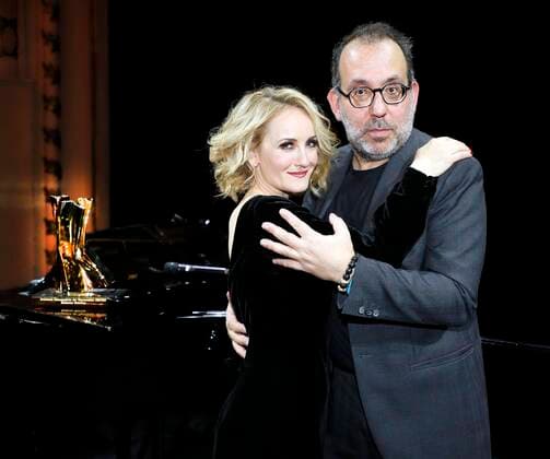 Katherine Mehrling und Intendant Barrie Kosky bei der Verleihung des Publikumspreises des Berliner Theaterclubs an Katherine Mehrling in der Komischen Oper Berlin.