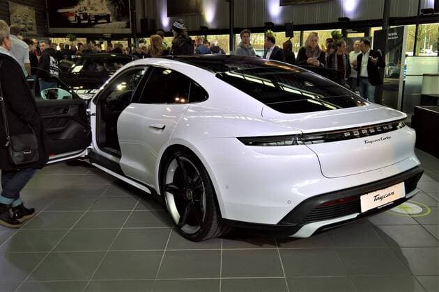 Der Taycan ist ein batterieelektrischer Sportwagen des Automobilherstellers Porsche. Er wurde am 4. September 2019 der Oeffentlichkeit vorgestellt und in den Versionen Turbo und Turbo S angeboten. Die Reichweite des E-Mobil Porsche Allrad reicht fuer ueber 300 Kilometer Fahrstrecke. Foto: Porsche Taycan Turbo