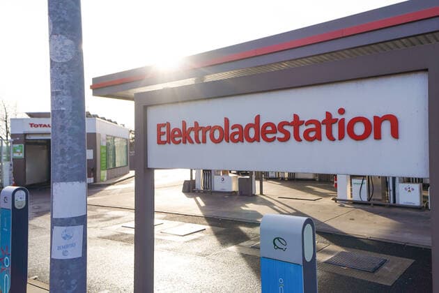 18.01.2020,Berlin,Deutschland,GER, Elektroladestation, Total Tankstelle an der Heerstrasse im Bezirk Charlottenburg. *** 18 01 2020,Berlin,Germany,GER, electric charging station, Total Filling station at Heerstrasse in the district of Charlottenburg