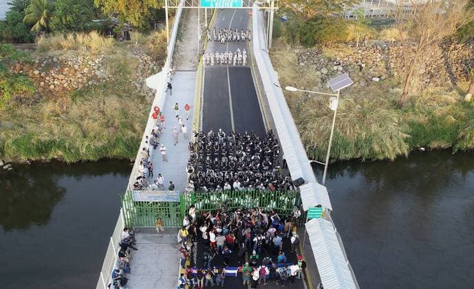 Photograph taken from a drone that shows the arrival of Honduran migrants to the border between Guatemala and Mexico, in Ciudad Hidalgo, in the state of Chiapas, Mexico, 20 January 2020. Thousands of Central Americans from the migrant caravan arrived on Monday morning at the Rodolfo Robles border bridge, which connects the Guatemalan city of Tecun Uman with the Mexican southeastern state of Chiapas. New members of the migrant caravan crowd in the Guatemala-Mexico border !ACHTUNG: NUR REDAKTIONELLE NUTZUNG!  Copyright: xUlisesxAndradex MEX3314 20200120-637151340698850581