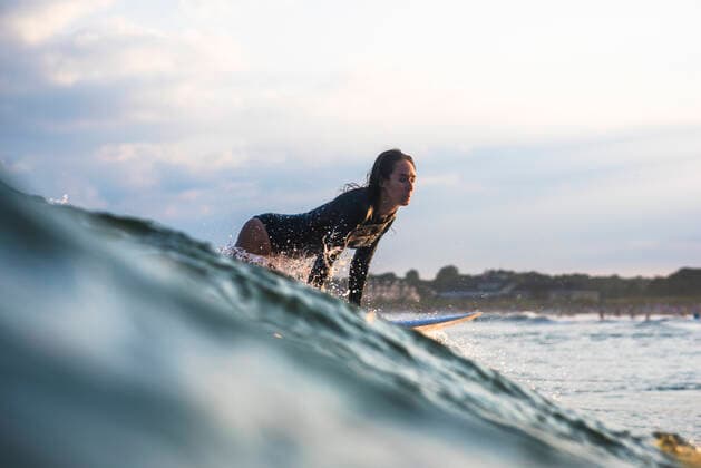 IMAGO Creative: 2021 Favoriten Woman Surfing at Sunset Narragansett, Rhode Island CR_CABR191103A-231031-01