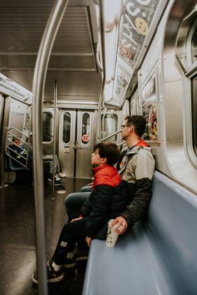 IMAGO Creative: Stadt-Dichotomien Man and son riding the New York City subway. New York City, New York, USA ,editorial use only CR_DOHO191104E-231454-01