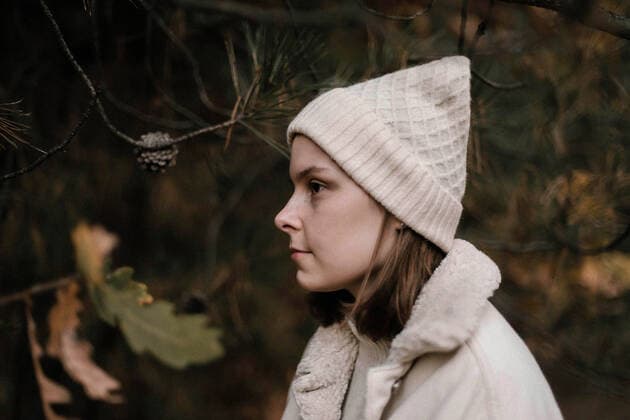 IMAGO Creative: Gesellschaft, Armut Portrait of young woman on tree background at forest Ukraine CR_INCH191104-232213-01