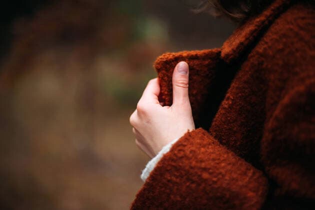 IMAGO Creative: Clickbait, Modetrends Unrecognizable female hands in bright brown coat in autumn Ukraine CR_INCH191115A-237682-01