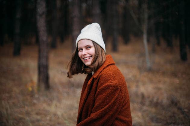 IMAGO Creative, Jahreszeit Herbst, Ferien Close-up portrait of pretty young lady standing in forest Ukraine CR_INCH191115A-237720-01