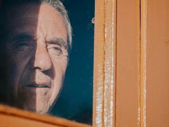 IMAGO Creative: Dichotomien, Reflexionen Old man looking through the window. Nerva, Spain CR_JURA191116-241594-01