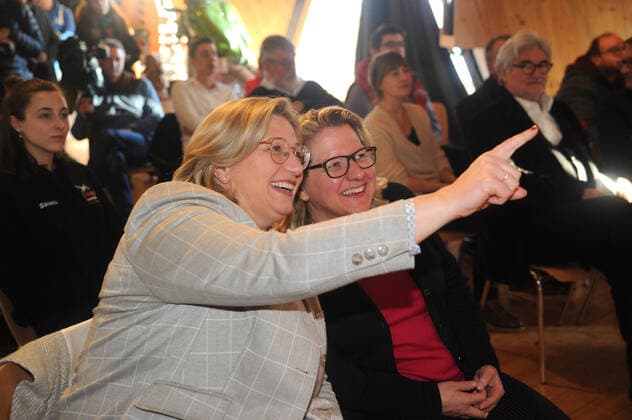 News Bilder des Tages Bundesumweltministerin Svenja Schulze am Montag (20.01.2020) zu Besuch am Forsthaus Neuhaus in Saarbrücken. Im Bild: (v.l.) Wirtschaftsministerin Anke Rehlinger und Bundesumweltministerin Svenja Schulze. *** Federal Environment Minister Svenja Schulze on Monday 20 01 2020 visiting the Neuhaus foresters lodge in Saarbrücken In picture v l Minister of Economics Anke Rehlinger and Federal Environment Minister Svenja Schulze bub