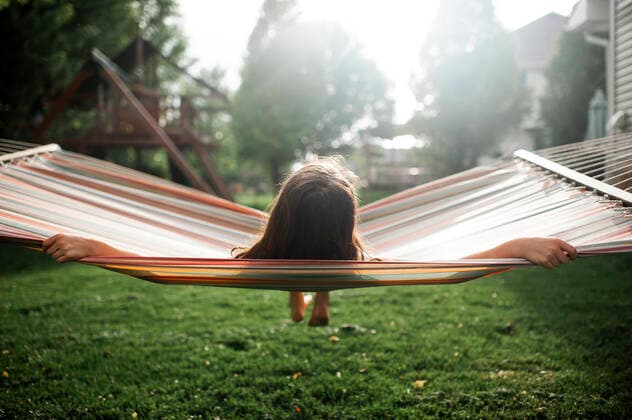 IMAGO Creative: Gesundheit, Stille Tween girl taking a break while swinging in hammock in backyard Grimes, Iowa, USA CR_LIPF191103-227186-01