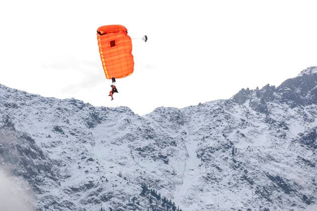 IMAGO Creative: Alternativer Wintersport A paratrooper from the Canada Search and Rescue fly in surrounded by mountains and land on the grass at the Pemberton airport during a training mission. Pemberton, British Columbia, Canada ,editorial use only CR_PSFZ191113-232547-01