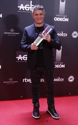 Spanish singer Alejandro Sanz poses after receiving the Spain s most successful commercial album in 2019 award for his last album ElDisco during the Odeon Music Awards gala at the Royal Theater in Madrid, Spain, 20 January 2020. The Odeon awards honor the best Spanish albums and singers of the previous year. Odeon Music Awards Gala in Madrid !ACHTUNG: NUR REDAKTIONELLE NUTZUNG!  Copyright: xJavierxLopezx GRAF5139 20200120-637151608682114509