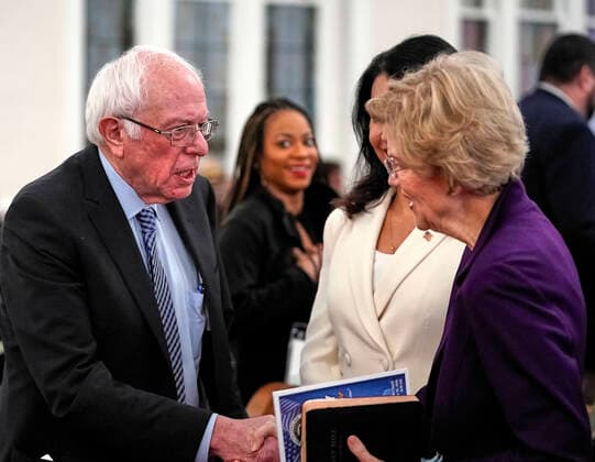 News Bilder des Tages January 20, 2020, Columbia, South Carolina, USA: US Senator and Democratic presidential hopeful BERNIE SANDERS (D-VT) greets fellow candidate Senator ELIZABETH WARREN (D-MA) in South Carolina during Martin Luther King Day activities in the state capital of Columbia. South Carolina hosts the fourth Democratic primary of the election season on Saturday February 29, 2020. Columbia USA  - ZUMA Pho 20200120_mda_j110_201 Copyright: xRustyxJonesx