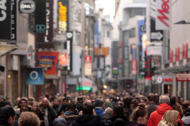 Menschenmenge und großer Kundenandrang in der Fußgängerzone Hohe Straße an einem Samstag in Köln, Nordrhein Westfalen, Deutschland