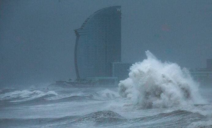 Bilder des Jahres 2020, News 01 Januar News Themen der Woche KW04 News Bilder des Tages Big waves break next to Barceloneta s beach in Barcelona, Spain, 21 January 2020. The low pressure Gloria hitting eastern Spain caused at least three deaths, while roads are blocked and more than 200,000 students left classless due to heavy rainfalls and windstorms. Heavy rainfalls and windstorms hit eastern Spain !ACHTUNG: NUR REDAKTIONELLE NUTZUNG!  Copyright: xEnricxFontcubertax GRAFCAT014 20200121-637152208319899590