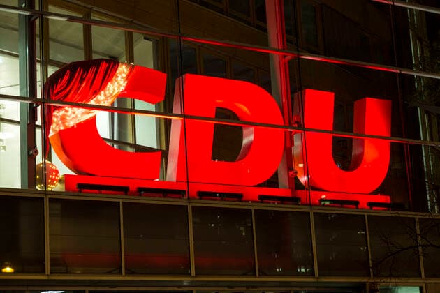 Weihnachtsdekoration am CDU Schriftzug im Konrad-Adenauer-Haus in der Bundesgeschäftsstelle in Berlin